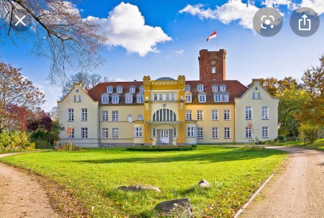 Schloss Lelkendorf Apartment Ulrichshusen Maisonette Fewo Mecklenburger Seenplatte Mit Dachterrasse Naehe Ostsee Exteriör bild